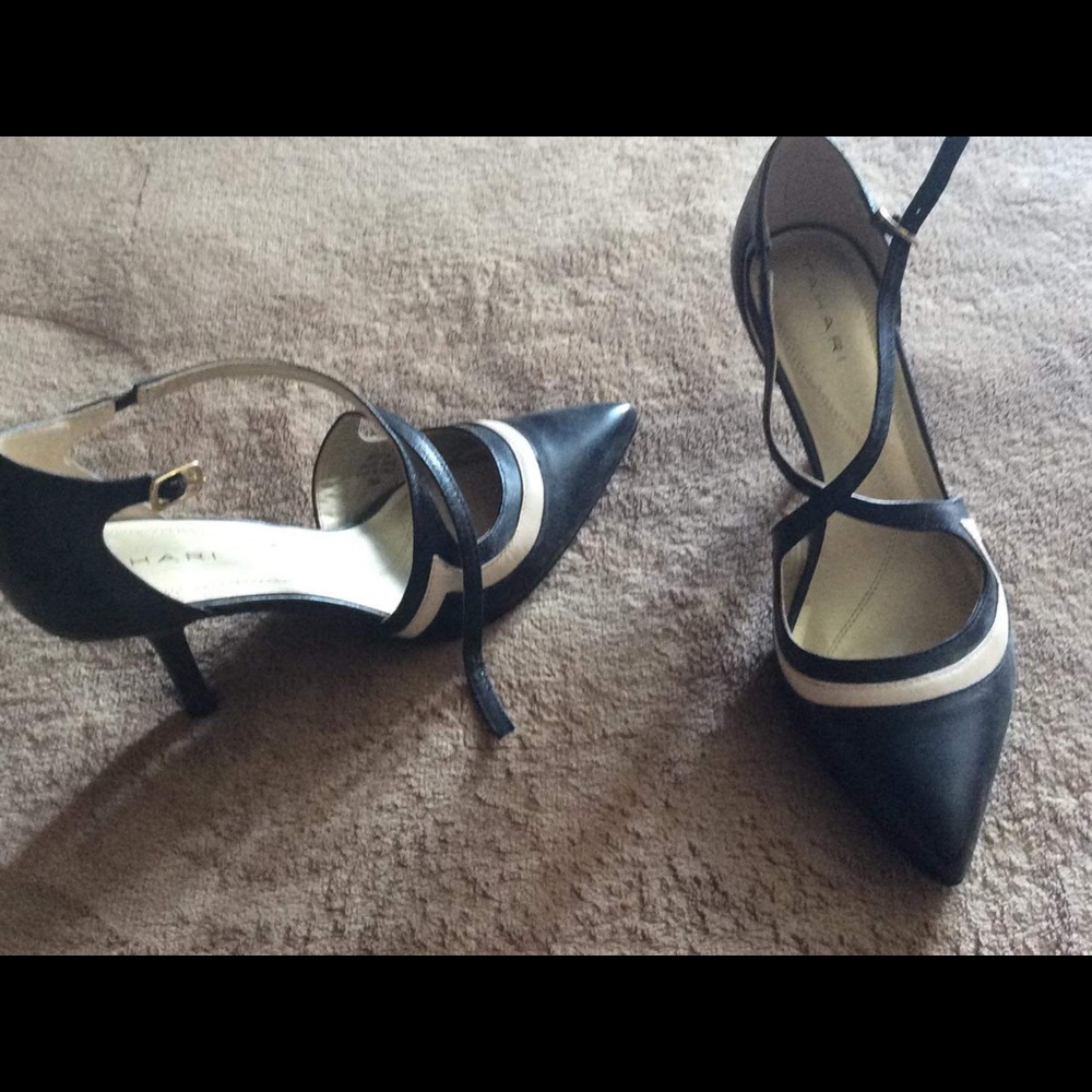 TAHARI Pointed toe kitten heel
